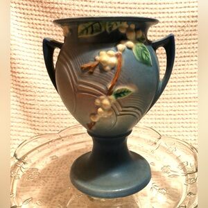10464 VTG Roseville Pottery Blue Trophy Vase c. 1947 1UR-8 SNOWBERRY Pattern